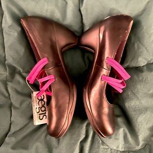 Merrell Cycling heels, black/magenta, size 9.5